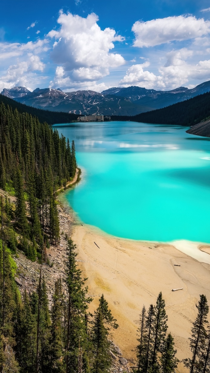 Góry Skaliste i jezioro Louise Lake w Parku Narodowym Banff