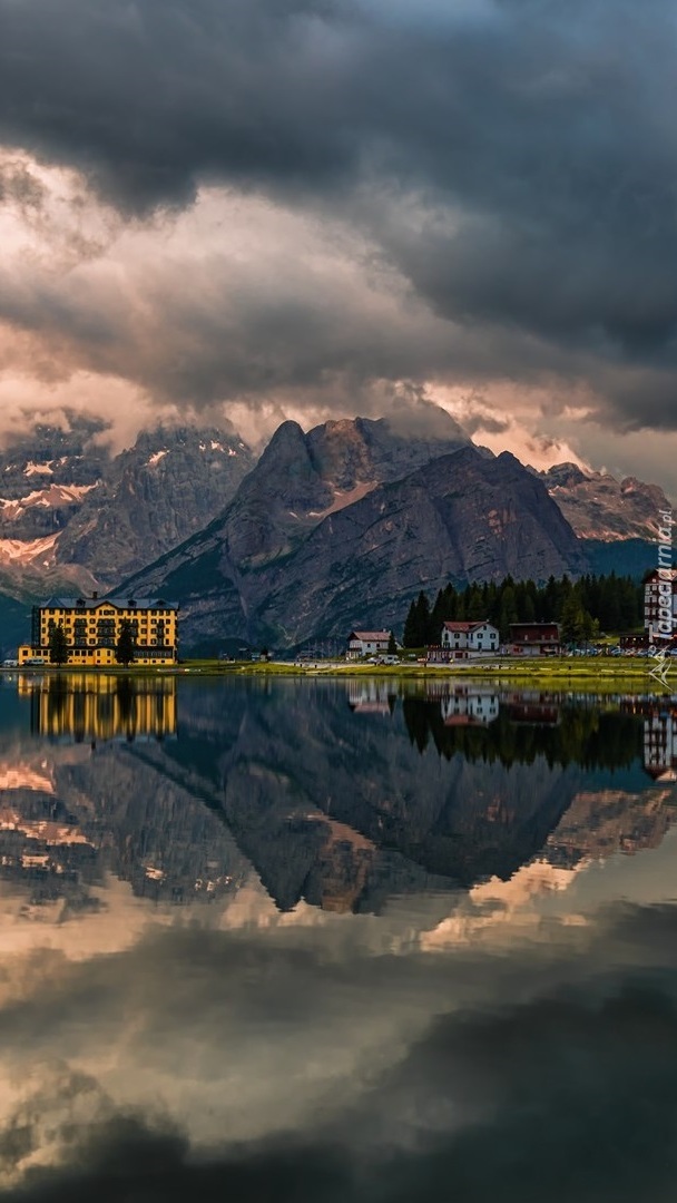 Hotel i domy nad jeziorem Misurina w Dolomitach