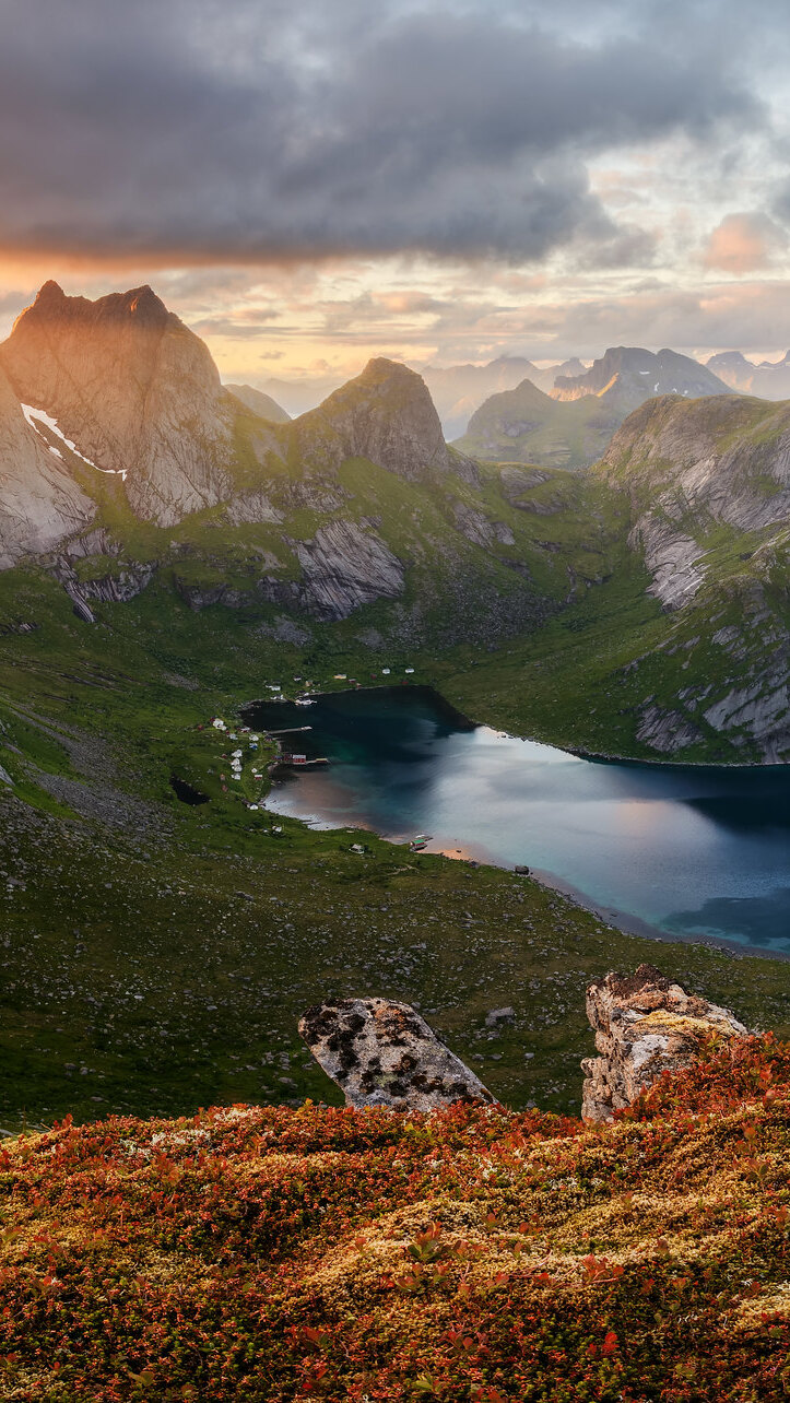 Jezioro i góry na norweskich Lofotach