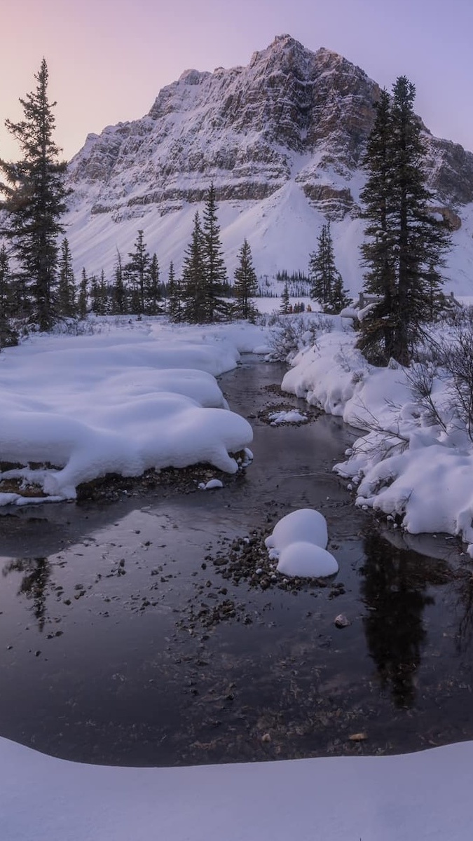 Jezioro i góry w Parku Narodowym Banff zimową porą