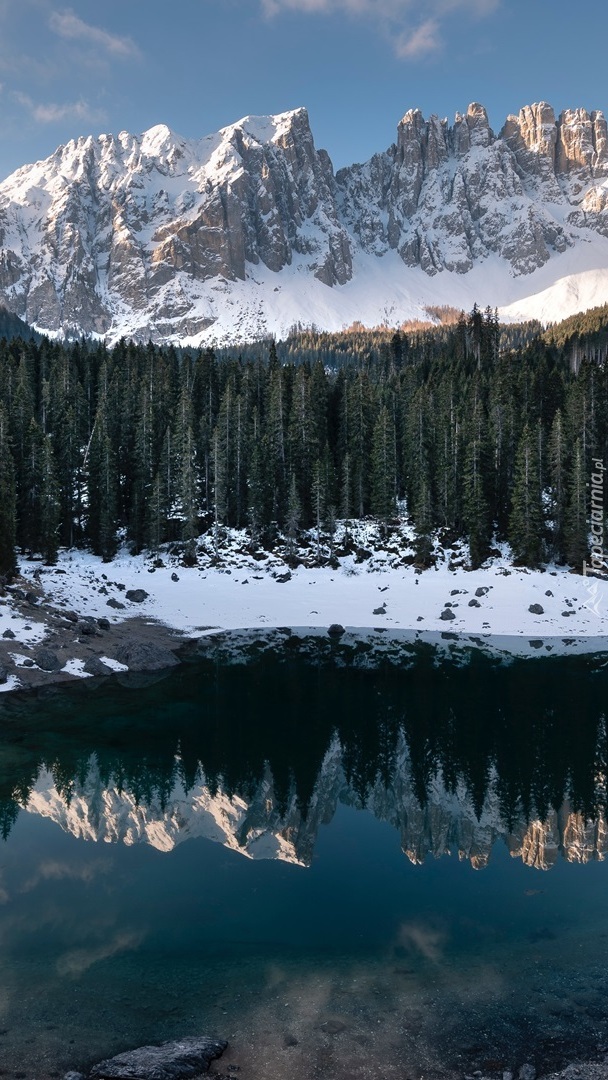 Jezioro Lago di Carezza i góry Latemar