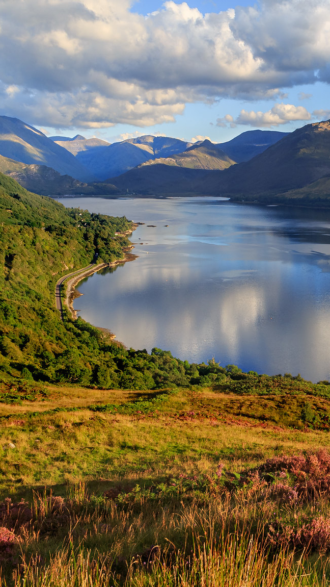 Jezioro Loch Duich i góry Kintail w Szkocji