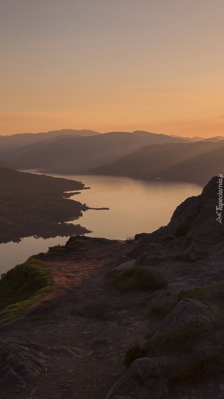 Jezioro Loch Katrine w Szkocji o zachodzie słońca