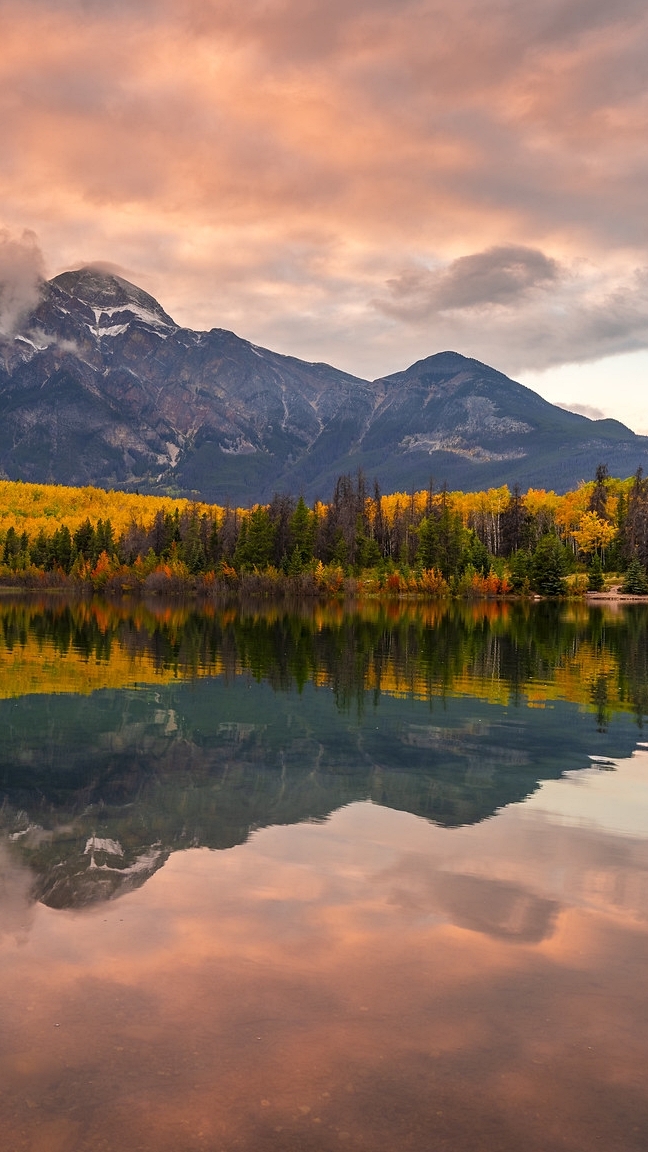 Jezioro Patricia Lake i góry w oddali