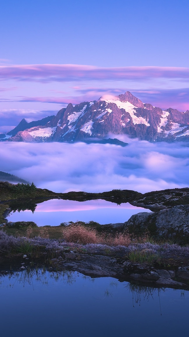 Jezioro Picture Lake i mgła nad Mount Shuksan w Parku Narodowym Północnych Gór Kaskadowych