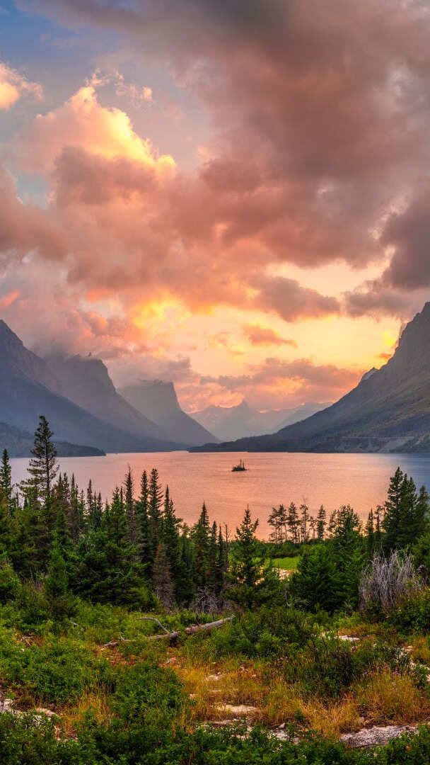 Jezioro Saint Mary Lake i chmury nad górami w oddali