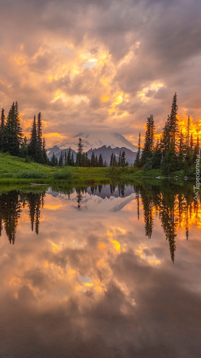 Jezioro Tipsoo Lake o zachodzie słońca