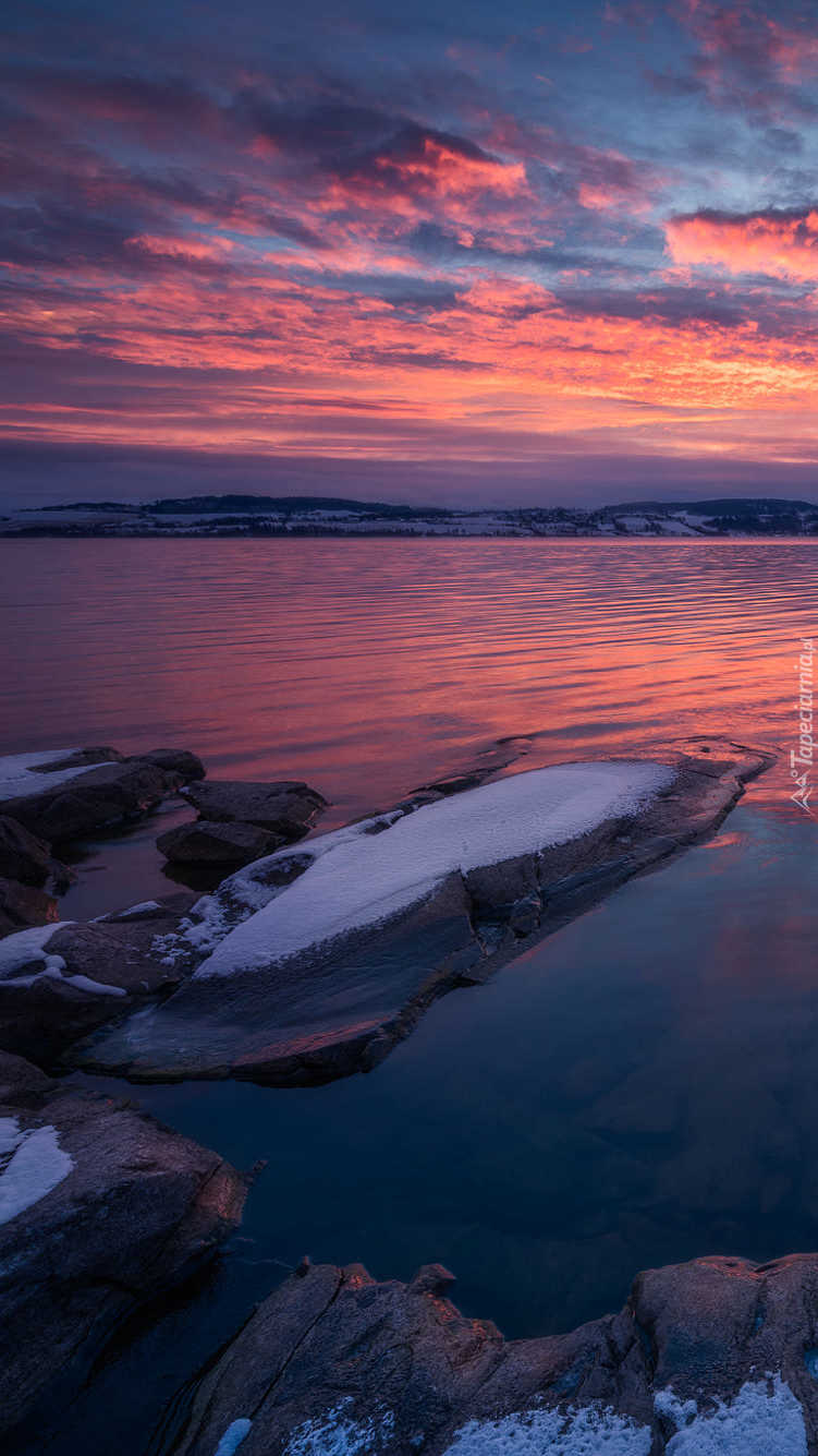 Jezioro w Norwegii o wschodzie słońca