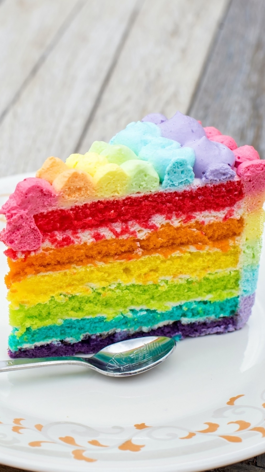 Kawałek kolorowego tortu