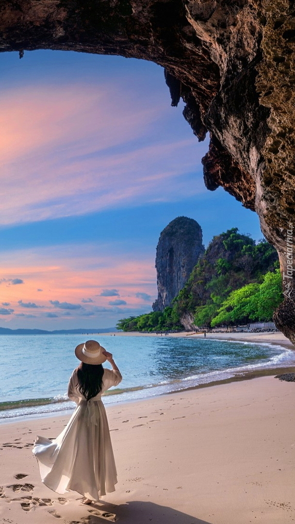 Kobieta na plaży Railay w Tajlandii