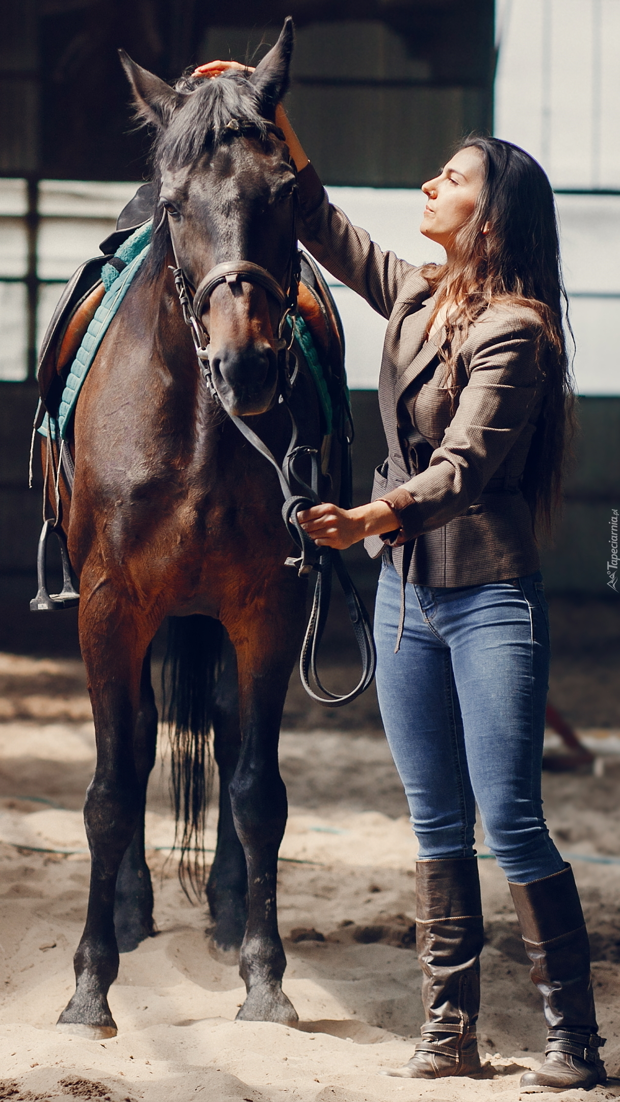 Kobieta trzymająca konia