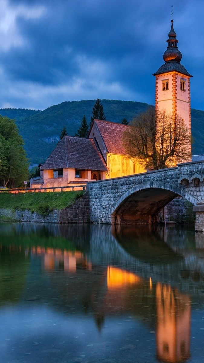 Kościół i most nad jeziorem Bohinj