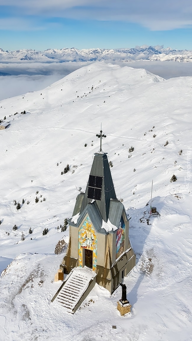 Kościół na tle ośnieżonych gór