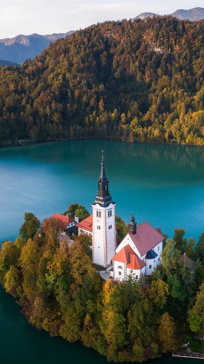 Kościół na wyspie Blejski Otok na jeziorze Bled