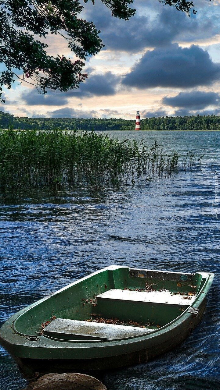 Łódka na brzegu jeziora
