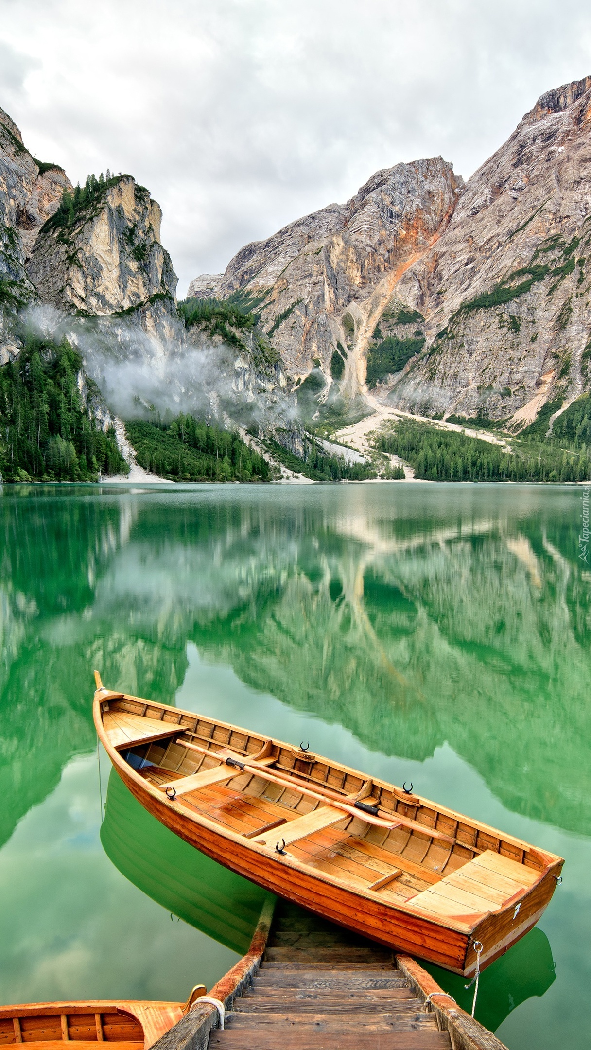 Łódki na jeziorze Pragser Wildsee