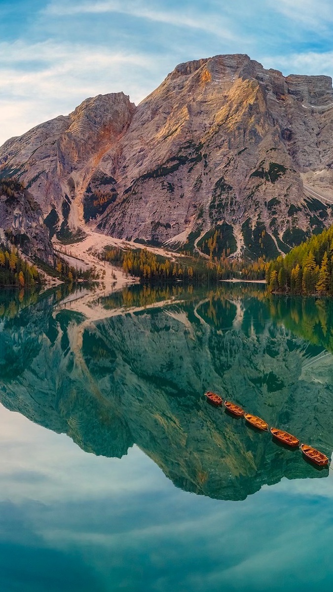 Łódki na jeziorze Pragser Wildsee w Dolomitach