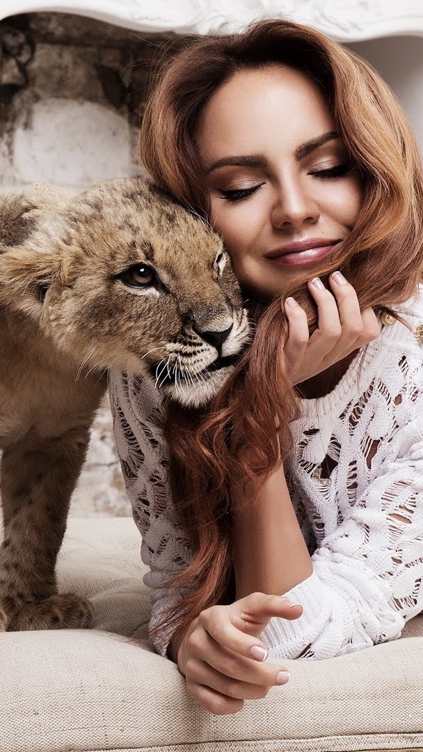 Lwiątko tulące się do kobiety