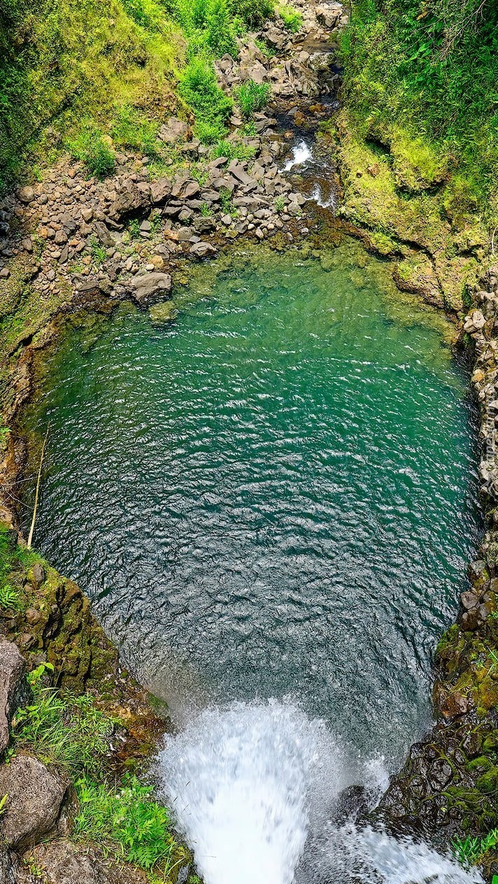 Małe jeziorko otoczone skałami
