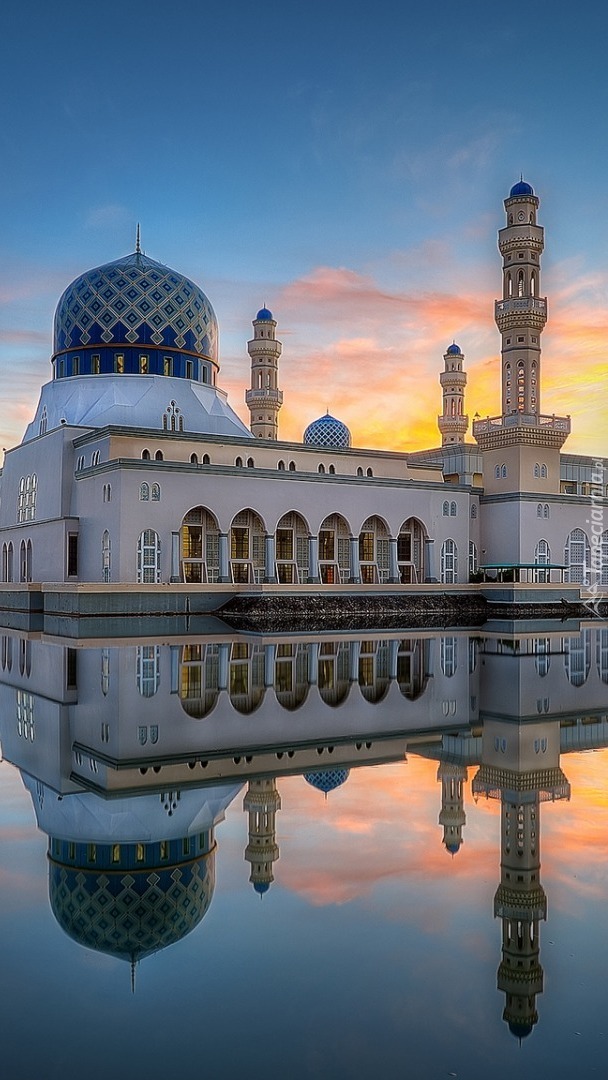 Meczet City Mosque o wschodzie słońca