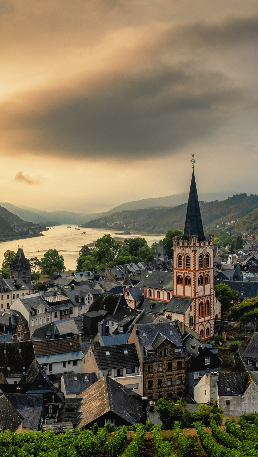 Miasto Bacharach nad Renem pod zachmurzonym niebem