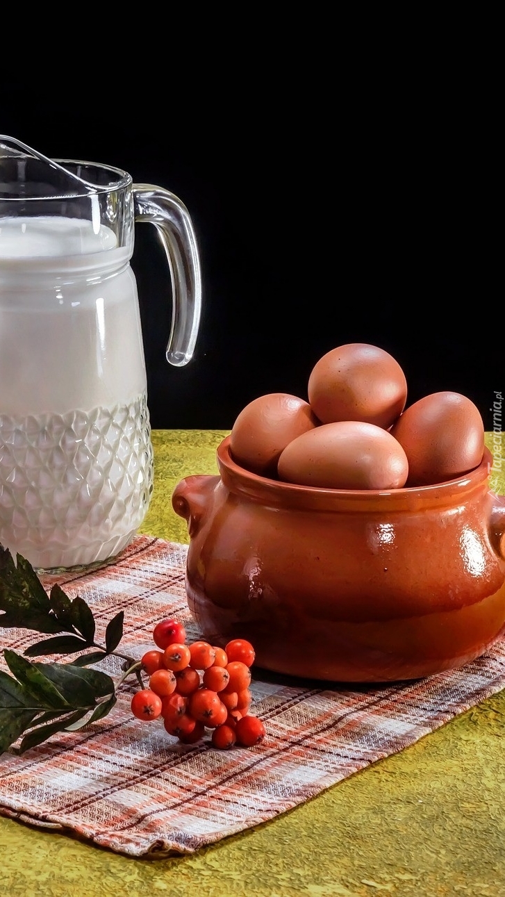 Mleko jajka i jarzębina na serwecie