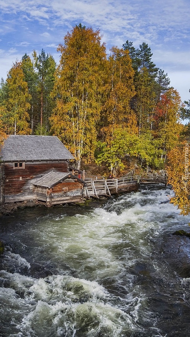 Młyn Myllykoski nad rzeką w Laponii