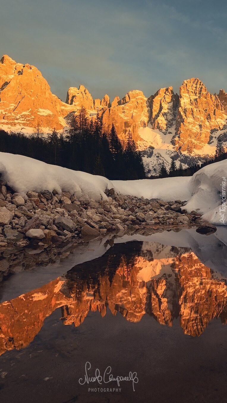 Odbicie gór Pale di San Martino w jeziorze