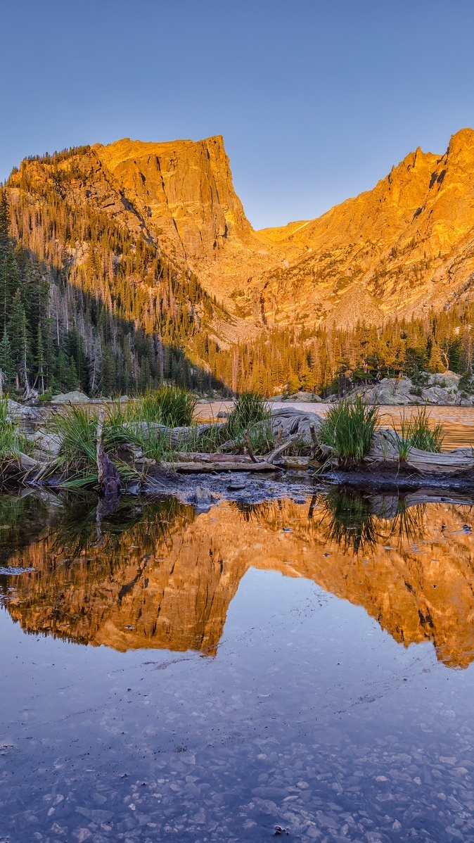 Odbicie rozświetlonych gór w jeziorze Dream Lake