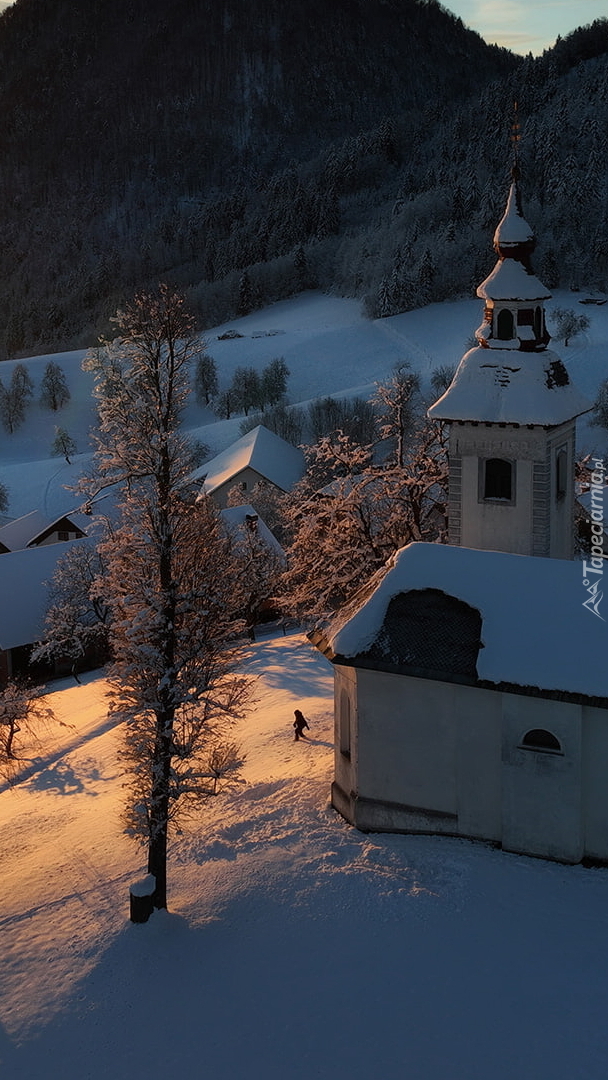 Ośnieżony kościół w górach Słowenii