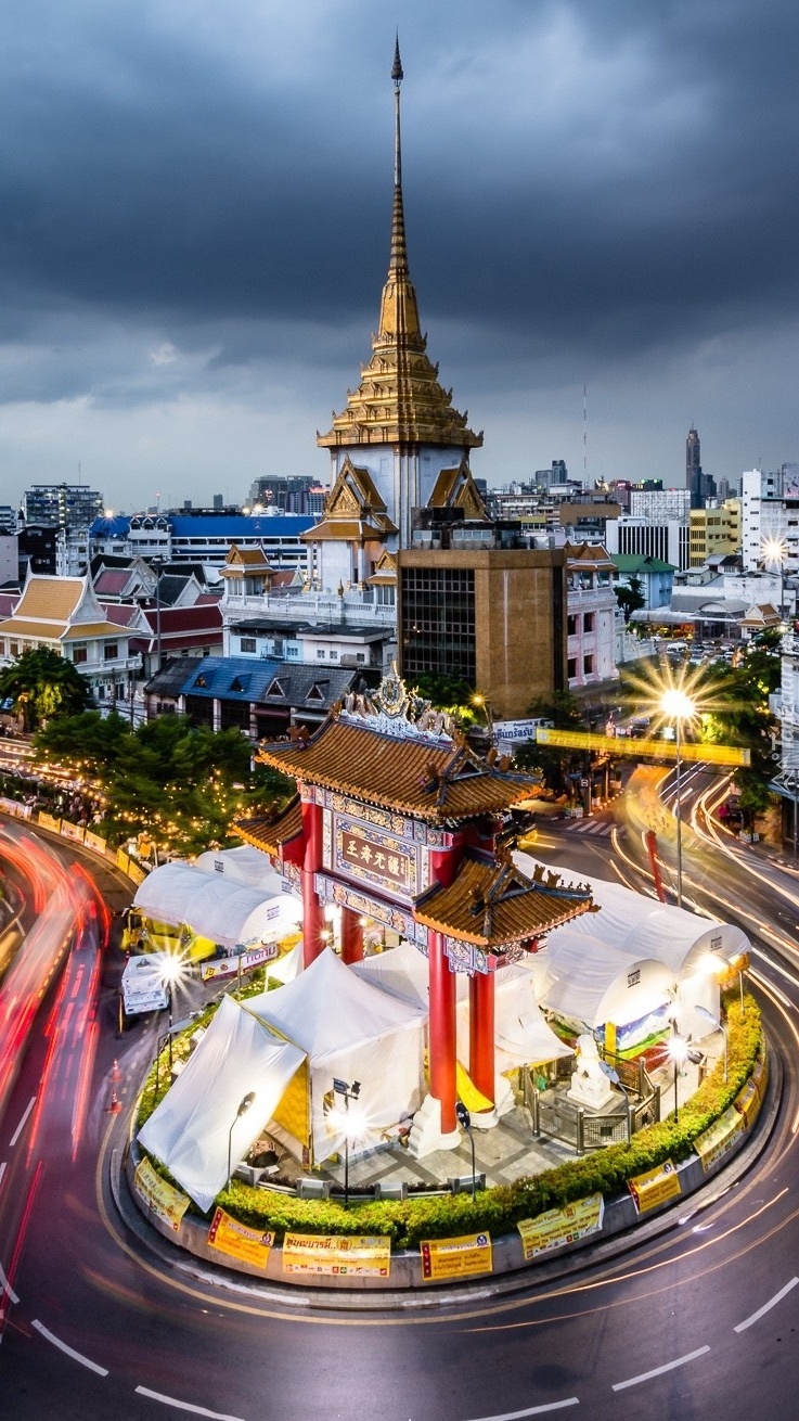 Oświetlona ulica w Bangkoku