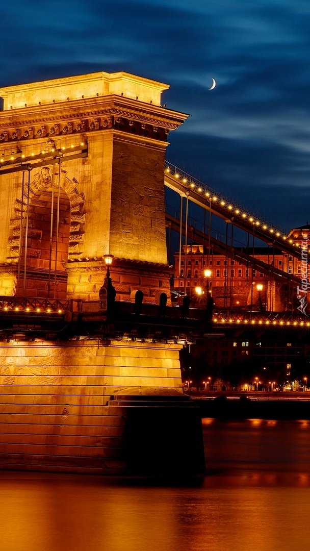 Oświetlony Most Łańcuchowy w Budapeszcie