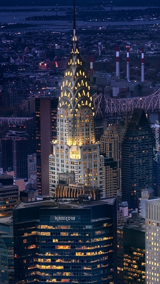 Oświetlony wieżowiec na Manhattanie