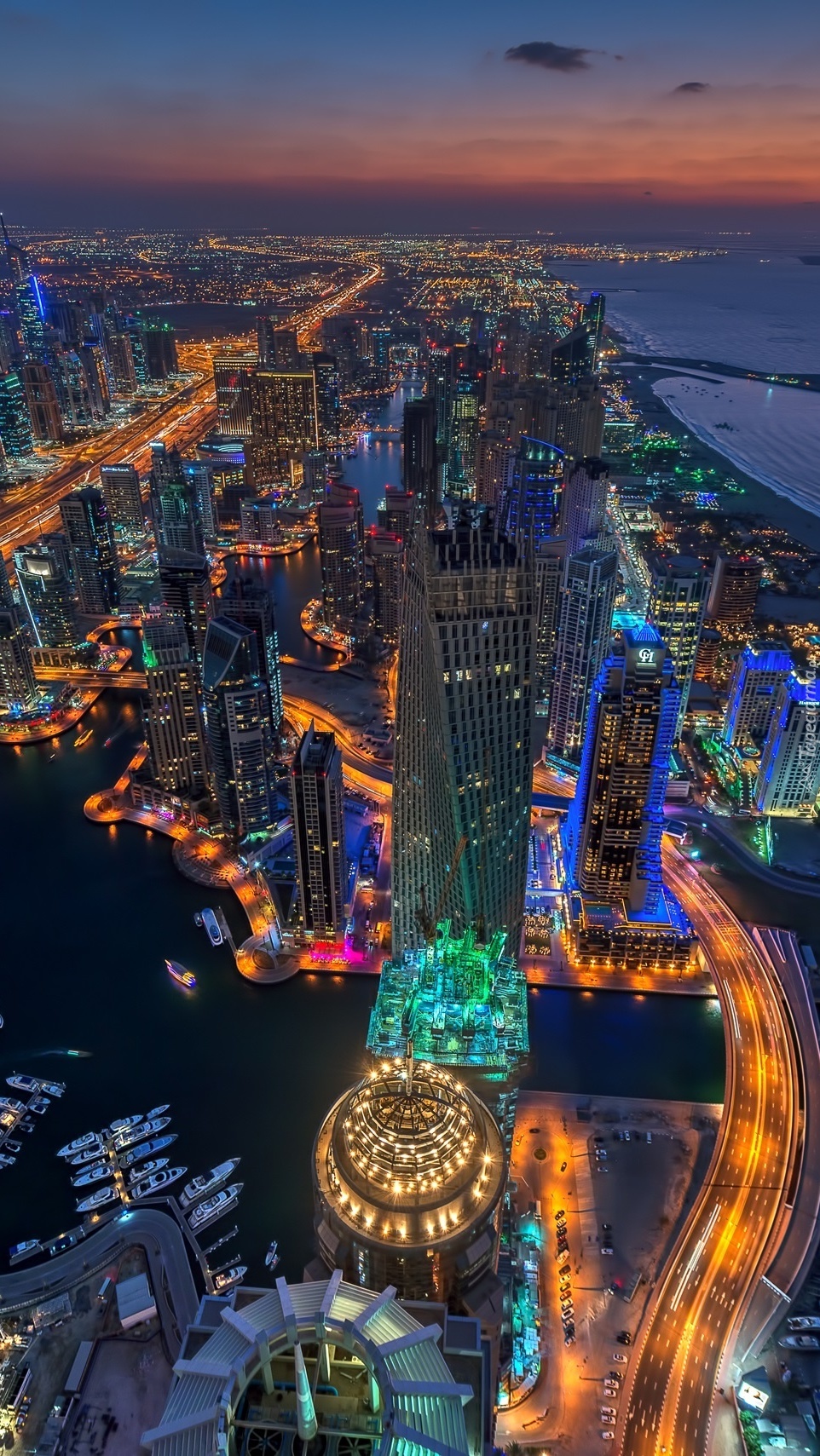 Panorama Dubaju z lotu ptaka nocą