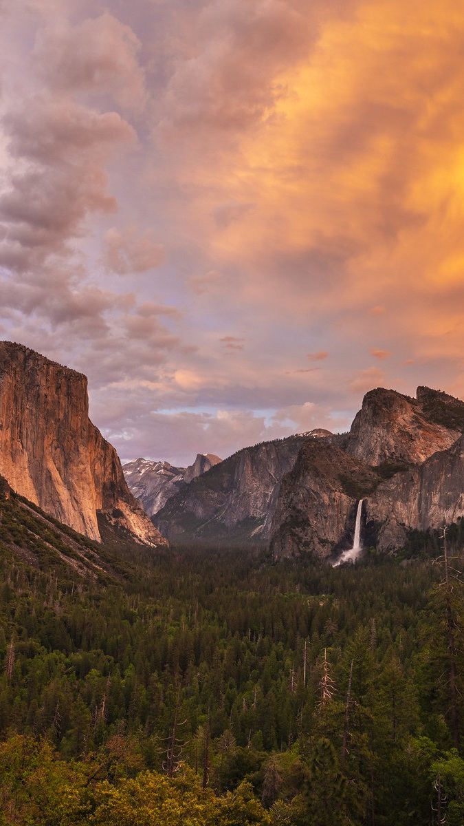 Park Narodowy Yosemite pod kolorowym niebem