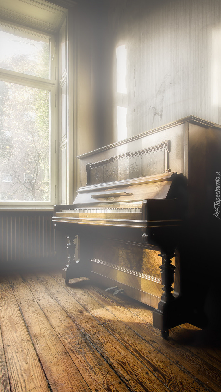 Pianino w świetle przy oknie