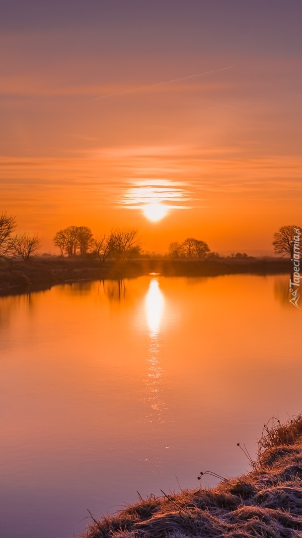 Pomarańczowe niebo nad rzeką