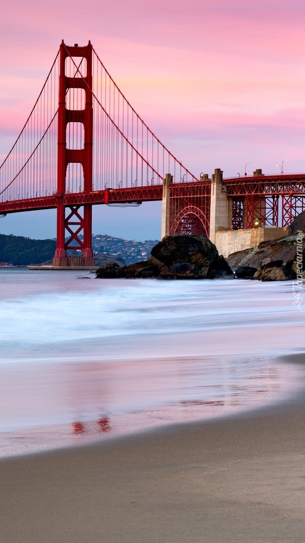 Różowe niebo nad mostem Golden Gate