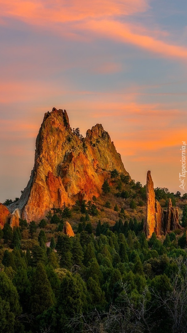 Rozświetlone formacje skalne w parku Garden of the Gods