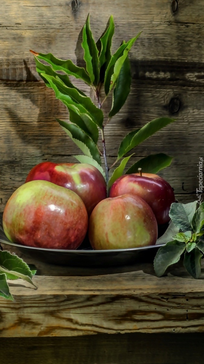 Rumiane jabłuszka przyozdobione liśćmi