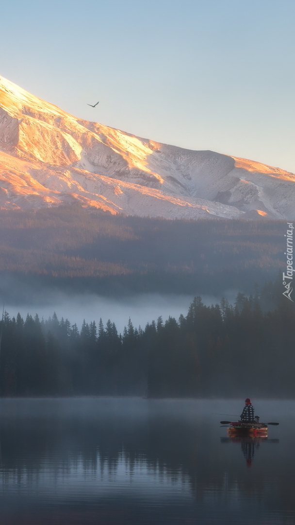 Rybak na jeziorze na tle góry Mount Hood