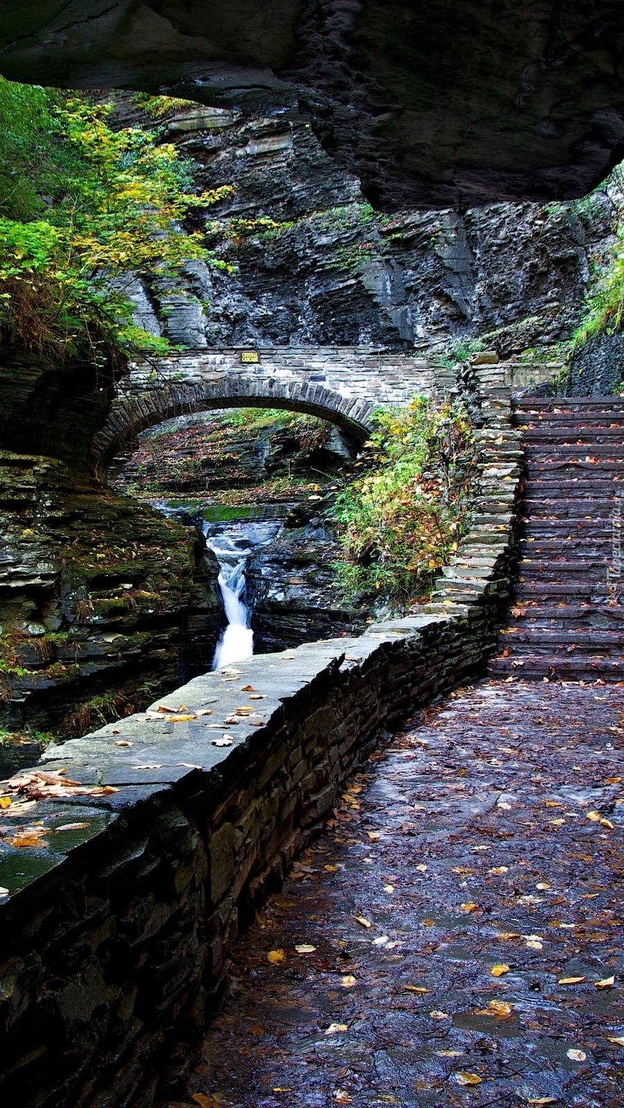 Schody obok wodospadu