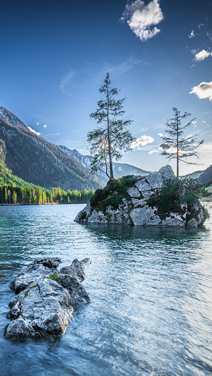 Skalna wysepka na jeziorze Hintersee w Alpach Bawarskich