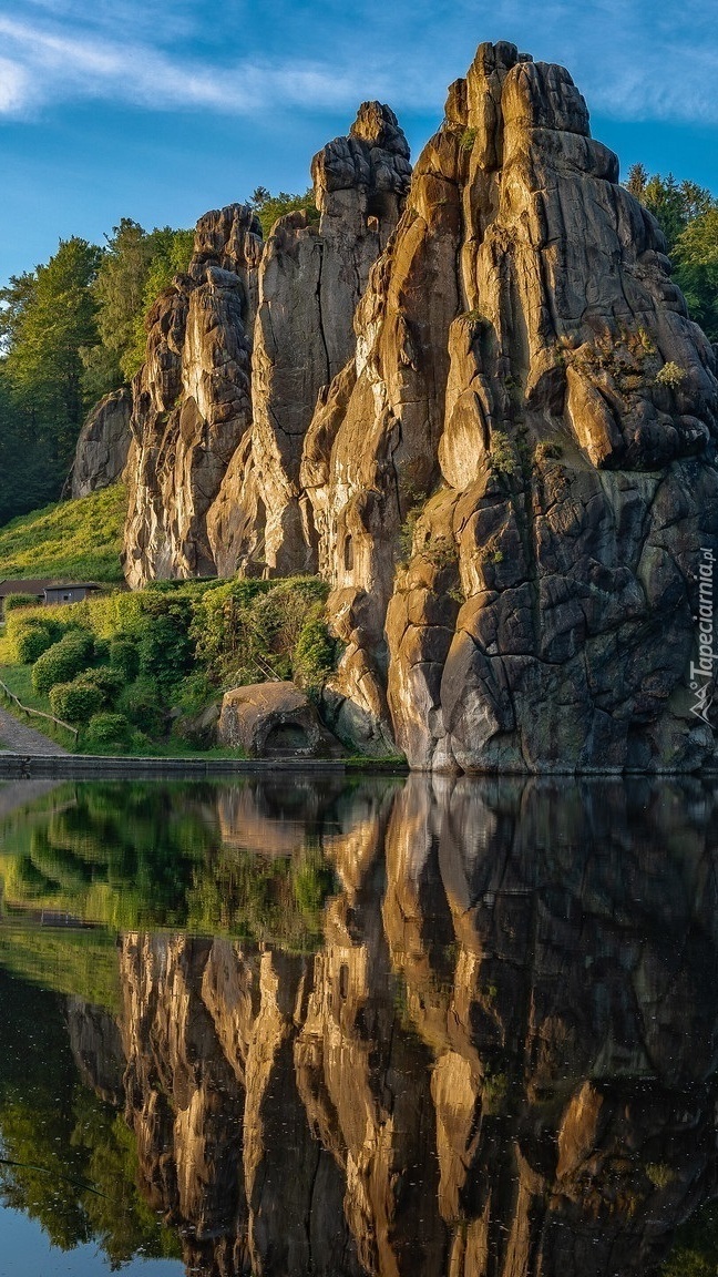 Skały nad jeziorem