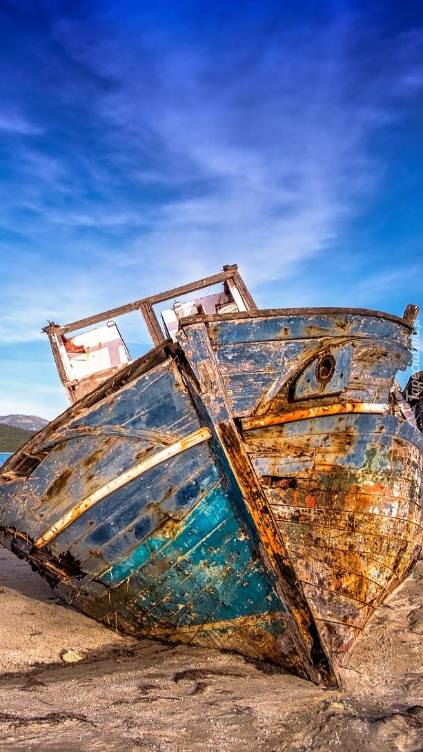 Stara zniszczona łódź