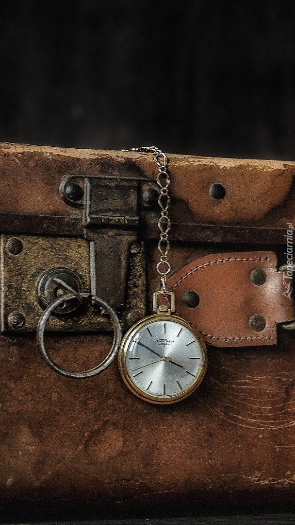 Stary zegarek kieszonkowy i walizka