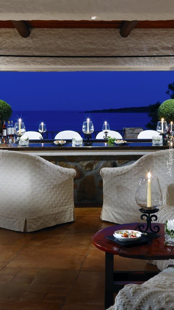 Stolik w restauracji z widokiem na morze