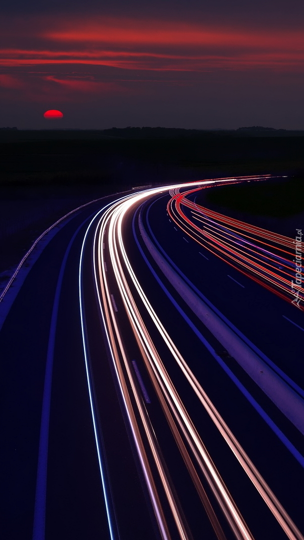 Światła na nocnej autostradzie