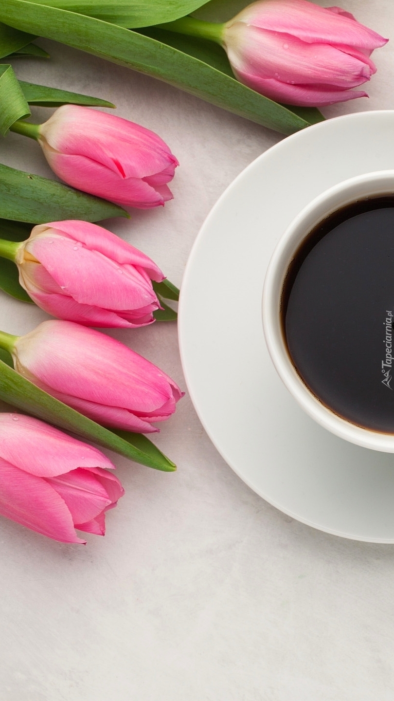 Tulipany obok kawy