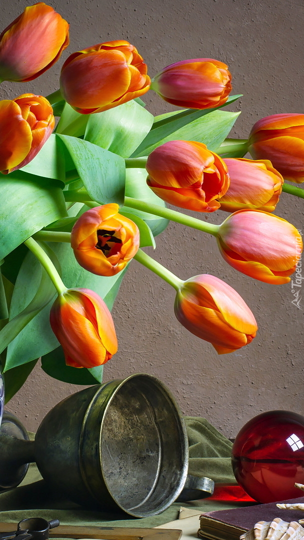 Tulipany w wazonie obok kielicha